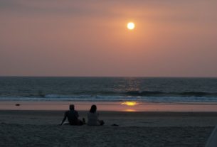 couples-on-beach