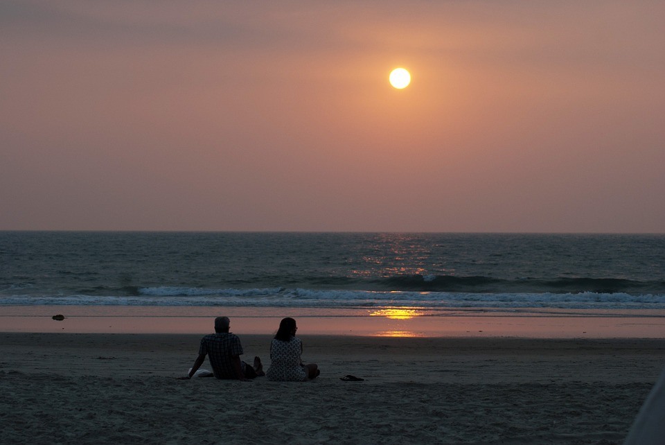 couples-on-beach